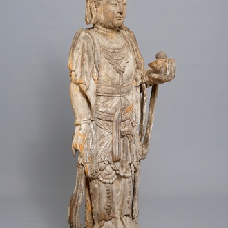 Een grote Chinese houten sculptuur van Guanyin, Ming