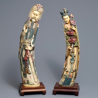 Een paar grote Chinese polychrome ivoren figuren op houten sokkels, 19e eeuw