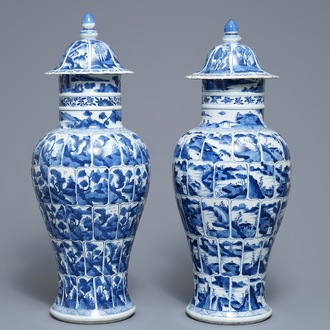 Une paire de vases couverts en porcelaine de Chine bleu et blanc, Kangxi