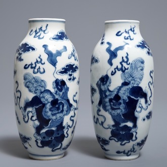 Een paar Chinese blauwwitte vazen met boeddhistische leeuwen, Kangxi merk, 19e eeuw