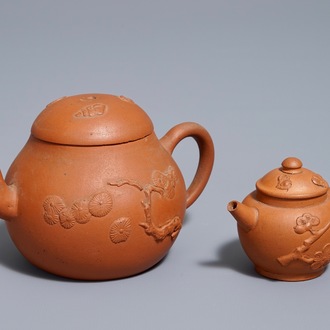 Twee Chinese Yixing steengoed theepotten, Kangxi