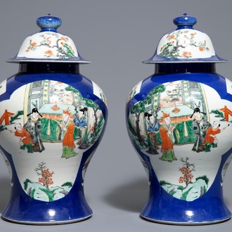 Une paire de vases couverts en porcelaine de Chine famille verte, 19ème