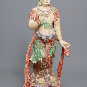 Een grote Chinese gepolychromeerd houten sculptuur van Guanyin, 18/19e eeuw