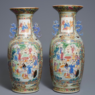Une paire de vases en porcelaine de Chine famille rose, 19ème