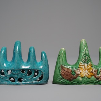 Twee Chinese turquoise geglazuurde en verte biscuit penselenrusten, Kangxi