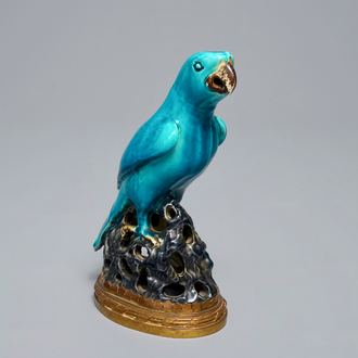 Un perroquet en porcelaine de Chine émaillé turquoise monté sur socle en bronze doré, Kangxi