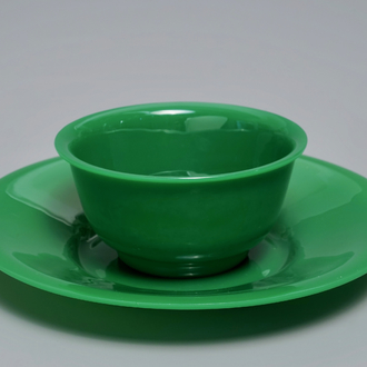 Un bol sur sous-plat en verre de Pékin de couleur verte, Chine, 19/20ème
