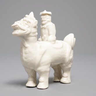 Un modèle d'un homme sur qilin en porcelaine blanc de Chine de Dehua, Kangxi