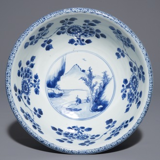 Un bol en porcelaine de Chine bleu et blanc, Yongzheng/Qianlong