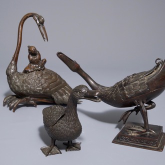 Drie Chinese bronzen wierookbranders in de vorm van eenden en ganzen, 18/19e eeuw