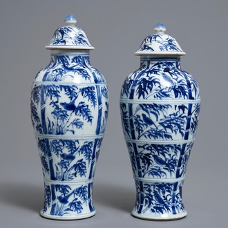 Une paire de vases couverts en porcelaine de Chine bleu et blanc, Kangxi