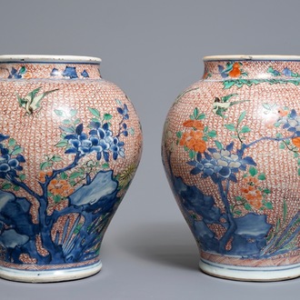 Een paar Chinese wucai potten met bloemen en vogels, Transitie periode