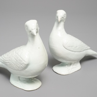 Une paire de colombes en porcelaine blanc de Chine, 18/19ème