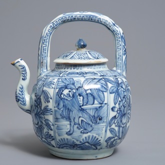Un pot à vin et son couvercle en porcelaine de Chine bleu et blanc de type kraak, Wanli