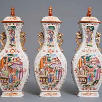 Drie Chinese famille rose dekselvazen met mandarijns decor, Qianlong