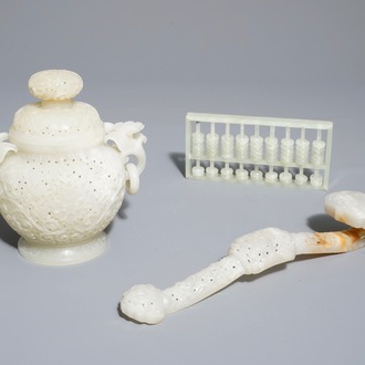 Een Chinese jade wierookbrander, ruyi scepter en een telraam, 19/20e eeuw