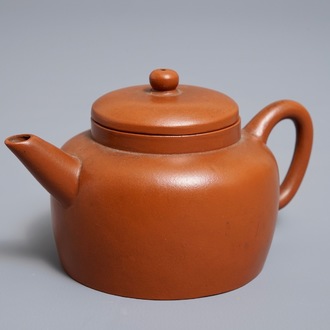 Een Chinese Yixing steengoed theepot met deksel, zes-karaktermerk, 19/20e eeuw