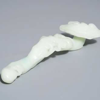 Een Chinese lichte celadon jade ruyi scepter, 19/20e eeuw