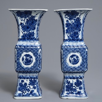 Une paire de vases de forme gu en porcelaine de Chine bleu et blanc, Kangxi