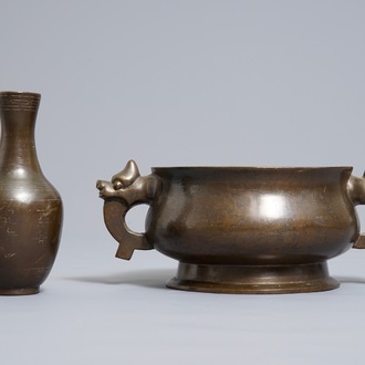 Een Chinese met zilver ingelegde bronzen wierookbrander en een vaas, Shishou merk, 19e eeuw