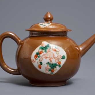 Une théière couverte en porcelaine de Chine famille verte à fond capucin, Kangxi