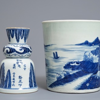 Een Chinese blauwwitte jardinière en een kandelaar met inscriptie, 18/19e eeuw