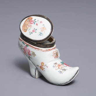 Een Chinese famille rose schoenvormige snuifdoos met zilveren montuur, Qianlong