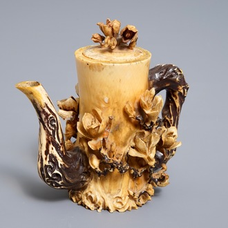Een Chinese polychrome ivoren theepot, 19/20e eeuw