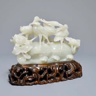 Een Chinese celadon jade groep met kraanvogels op fraaie houten basis, Qing