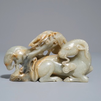 Een Chinese celadon en roest jade groep met rammen, 18/19e eeuw