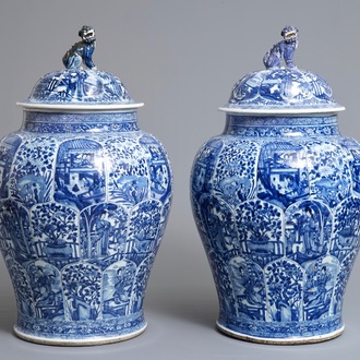 Een paar grote Chinese blauwwitte dekselvazen met figuren in vakverdeling, Kangxi