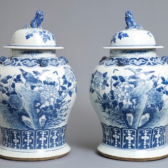 Een paar grote Chinese blauwwitte dekselvazen met vogels en bloemen, 19e eeuw