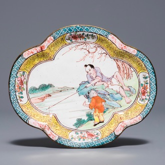 Een Chinese lobvormige Canton email pattipan met vissers, Qianlong