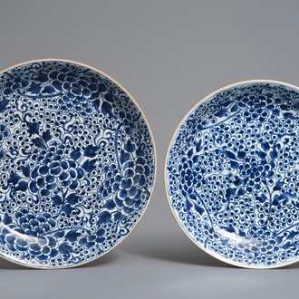 Twee Chinese blauwwitte schotels met pioendecor, Kangxi