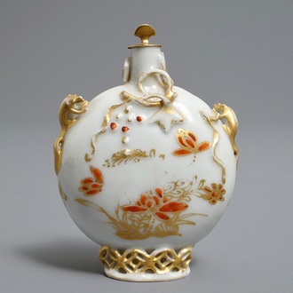 Een Chinese ijzerrode en vergulde snuiffles, Yongzheng/Qianlong