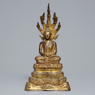 Een Birmaanse verguld bronzen Boeddha met inlegwerk, 19e eeuw