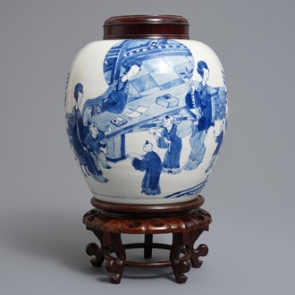 Een Chinese blauwwitte pot met lange Lijzen en zotjes, Kangxi