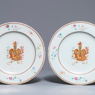 Een paar Chinese famille rose schotels voor de Italiaanse markt met wapen van Cantelmi, Qianlong