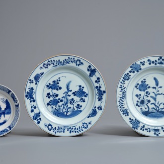 Drie Chinese blauwwitte borden met Johanneum merken, ex-coll. Augustus de Sterke, Kangxi/Qianlong