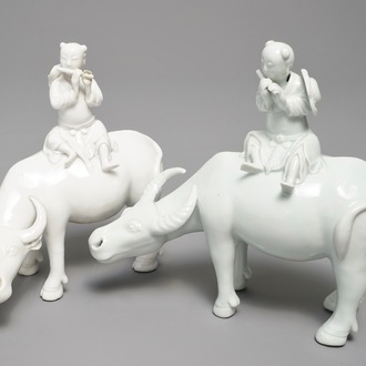 Deux modèles de joueurs de flûte sur buffles en porcelaine blanc de Chine, 18/19ème