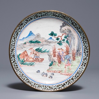 Een Chinees Canton email bord met vissers, Qianlong