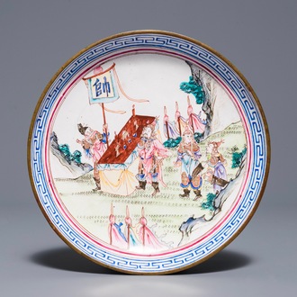 Een Chinees Canton email bord met strijders bij een altaar, Qianlong