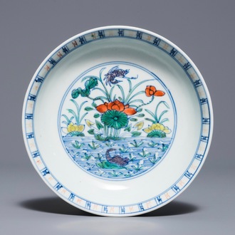 Une assiette en porcelaine de Chine doucai à décor de canards, Yongzheng