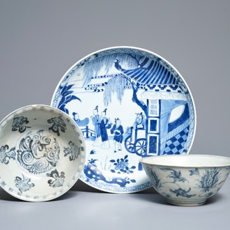 Deux bols et un plat en porcelaine de Chine bleu et blanc, Ming et Kangxi
