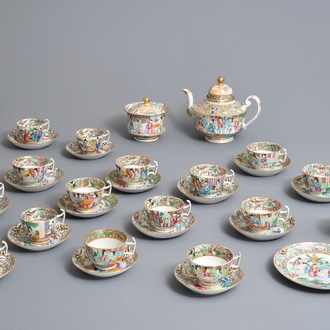 Een Chinees Canton famille rose 34-delig theeservies met mandarijns decor, Daoguang