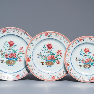 Drie Chinese famille rose schotels met bloemvazen, Qianlong