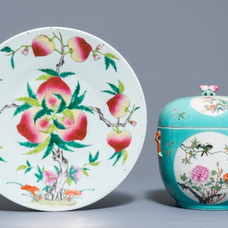 Een Chinese famille rose '9 perziken' schotel en een dekselkom met fijn decor, Qianlong merk, 19/20e eeuw