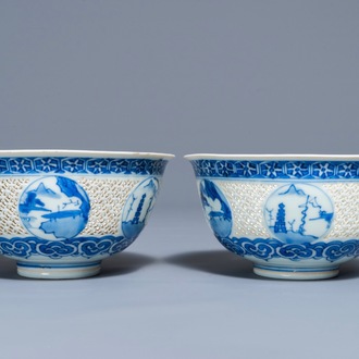 Een paar Chinese blauwwitte ajour kommen met landschapsdecor, Transitie periode
