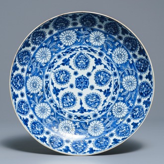 Een Chinese blauwwitte schotel voor de islamitische markt, Kangxi