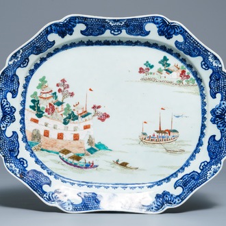 Een grote Chinese famille rose schotel met decor van Fort Folly, Qianlong